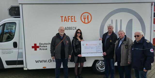 Spendenübergabe an die Gladbecker Tafel im Bild von links Herr Rottmann (Marinekameradschaft), Frau Bartschat (Leiterin Tafel Gladbeck), Herr Maas (Vorsitzender Marinekameradschaft), Herr Füten (Schatzmeister Marinekameradschaft), Herr Walter (Präsident DRK Gladbeck) | Foto: DRK Gladbeck