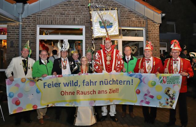 Falk Neutzer und Peter Baumgarten präsentieren mit der Tulpenprinzessin Tina aus Bedburg-Hau und Prinz Christian der GROSSartige, das Aktionsbanner. | Foto: Mona Neutzer