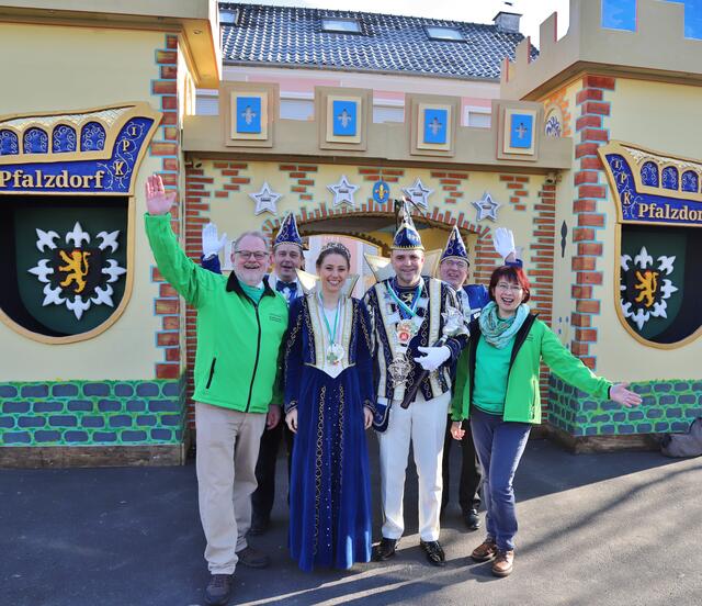 Mona und Falk Neutzer mit dem Gocher Prinzenpaar | Foto: IPK Pfalzdorf