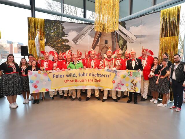 Peter Baumgarten und Falk Neutzer präsentieren mit dem Klever Prinz "Tim der Rockende" und seiner Garde das Aktionsbanner | Foto: Ingo Pauls