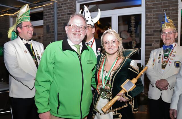 Tulpenprinzessin Tina erhält den Orden der Verkehrswacht von Geschäftsführer Falk Neutzer | Foto: Mona Neutzer