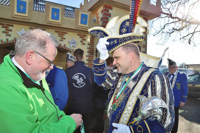 Prinz Volker erhält den Orden für seine Unterstützung der Aktion. | Foto: Mona Neutzer