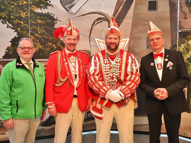 Prinz Tim der Rockende erhält den Verkehrswachtorden für die Unterstützung der Aktion | Foto: Ingo Pauls