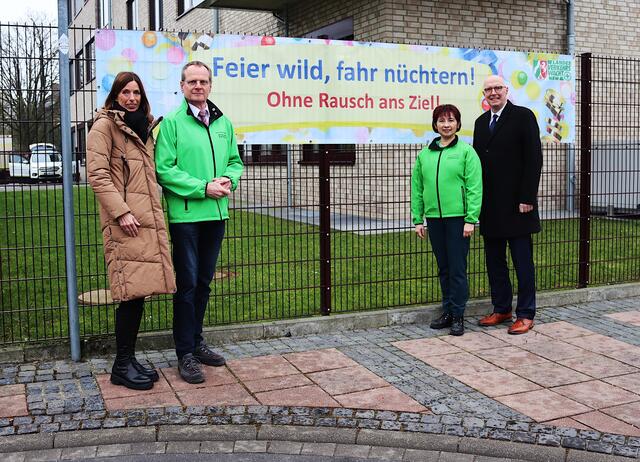 Peter Baumgarten und Mona Neutzer mit Landrat Christoph Gerwers und Silke Hälker, Fachbereichsleiterin Öffentliche Sicherheit und Ordnung bei der Anbringung des Banners | Foto: Giesbers Kreis Kleve