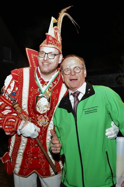 Prinz Christian der GROSSartige mit dem von dem Vorsitzenden der Verkehrswacht, Peter Baumgarten verliehenen Orden. | Foto: Mona Neutzer