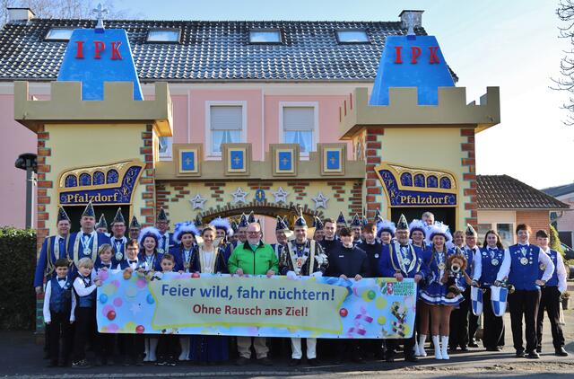 Falk Neutzer mit dem Gocher Prinzenpaar Volker I. und Carina I. nebst Garde vor der Narrenburg in Pfalzdorf | Foto: Mona Neutzer