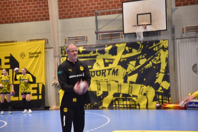 Henk Groener in seiner gewohnten, sehr sehr sachlichen Art vvor dem Match, war jahrelang Nationaltrainer der Niederlande uund Deutschlands...ungeheuer erfahren... | Foto: FotoArchiv Merkel und Merkel