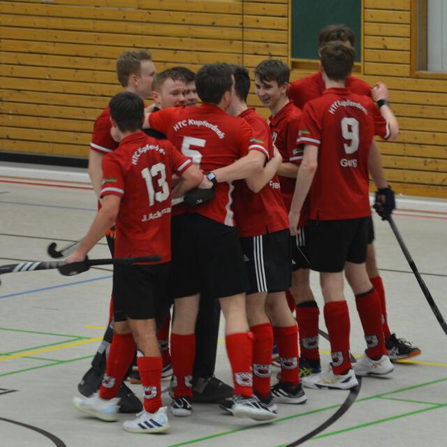 Große Freude beim HTC Kupferdreh nach dem 6:3-Abschlusserfolg über den größten Widersacher im Kampf um den Aufstieg, Club Raffelberg, verbunden mit der Meisterschaft und der Rückkehr in die 1. Verbandsliga.  | Foto: Carsten Ackermann