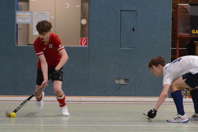 MU16 Zwischenrunde in  Rheine. Paul Flocke im Duell mit seinem Gegenspieler aus Rheine.  | Foto: Carsten Ackermann