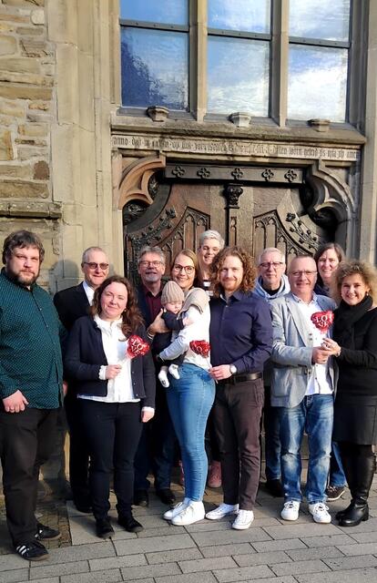 Das Foto zeigt die Brautpaare beim Treffen mit dem Pfarrteam der beiden Gemeinden.
Foto: www.kirche-meiderich.de
 
