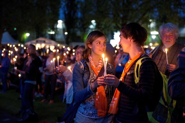 Immer eine besondere Atmosphäre: Das Foto wurde beim Deutschen Evangelischen Kirchentag 2017 beim Abendsegen aufgenommen.
Foto: Kirchentag/Kay Michalak
