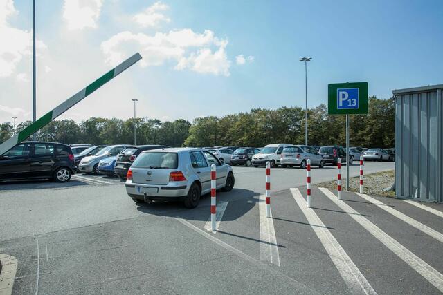 Düsseldorf: Wer mit dem Auto zum Karneval will, parkt ganz entspannt auf dem Parkplatz P13 am Düsseldorfer Flughafen. | Foto: Flughafen Düsseldorf / Andreas Wiese