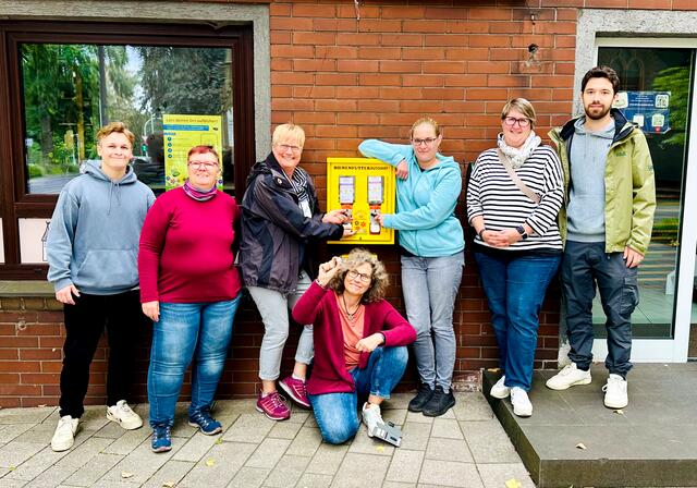 Das Foto zeigt den Meidericher Bienenfutterautomaten mit einigen seiner Fans aus der Gemeinde - aufgenommen im September 2024, knapp einen Monat später wurde er demoliert und aus der Wand herausgerissen und geklaut.
Foto: www.kirche-meiderich.de)
