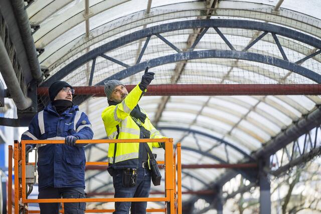 Die Arkaden in der Duisburger Innenstadt erhalten eine neue und moderne Überdachung. Das bisherige Dach der markanten Arkaden, die sich über die Königstraße, die Kuhstraße und die Düsseldorfer Straße erstrecken, wird durch eine UV-beständigere Plexiglasvariante ersetzt. .Zur Zeit wird das Bauwerk von Mitarbeitern der WBD kontrolliert.
Foto: Ilja Höpping / Stadt Duisburg.
