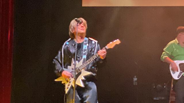 Die Gitarre ein Blickfang der 70er  | Foto: umbehaue