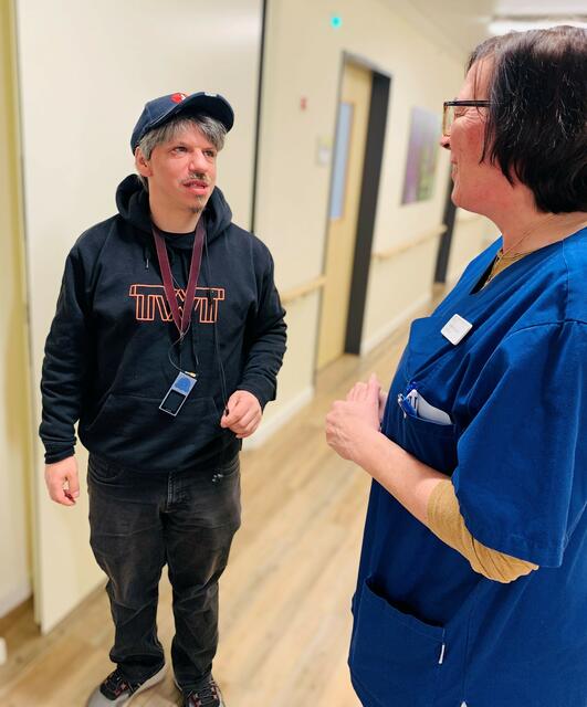 Das Foto zeigt Matthias Henke im Gespräch mit Oberärztin Elke Reutershahn.
Foto: Helios
