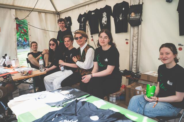 Eine Gruppe der Volunteers grinst und hat Spaß. | Foto: André Symann @mœrs festival