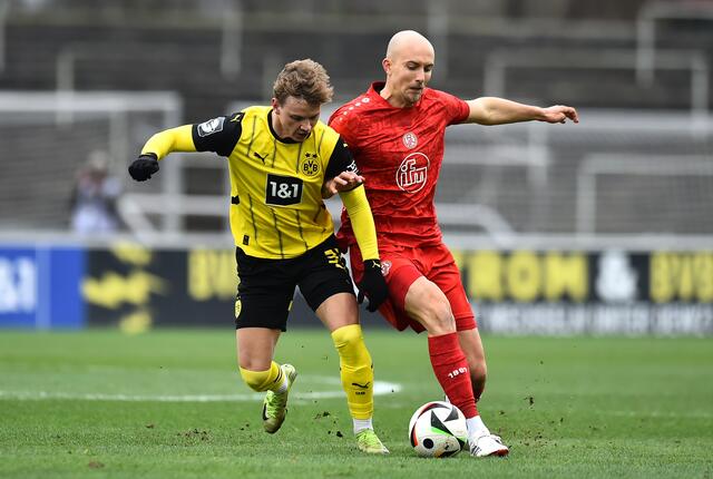 Packende Duelle lieferten sich Dortmunds Nachwuchstalent Cole Campbell und RWE-Verteidiger Tobias Kraulich. | Foto: Thorsten Tillmann/FFS