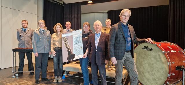 Der Hildener Lions-Club, vertreten durch Präsidentin Astrid Bösch (3. v.l.) und Sprecher Ralph G. Kraemer (3. v.r.) lädt zum Benefiz-Konzert in die Stadthalle. Unter anderen auf der Bühne stehen Dirigentin Leutnant Katja Giebelhaus vom MAC (2.v.l) und Peter Scheerer (links), Leiter des SBO. | Foto: Gerling