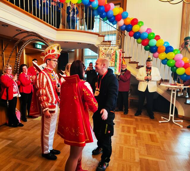 Den letzten Prinzenorden der Session 2024/25 verliehen Stadtprinz Julien und seine Pagin Denise in der Rathausbibliothek an den Ton- und Lichttechniker Maik Beekmann. | Foto: Thomas Emons