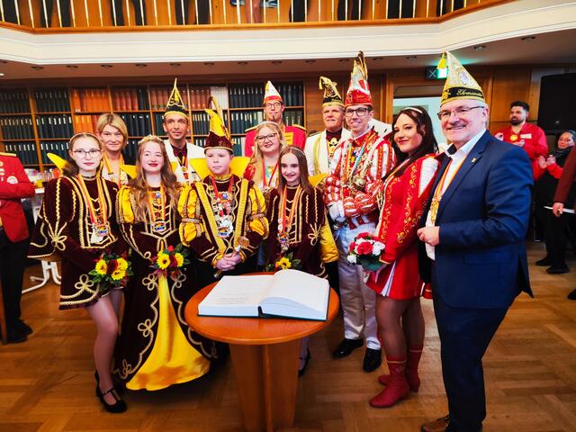 Zum Sessionsabschluss trugen sich die Mölmschen Tollitäten ins Gästebuch der Stadt Mülheim an der Ruhr ein. | Foto: Thomas Emons