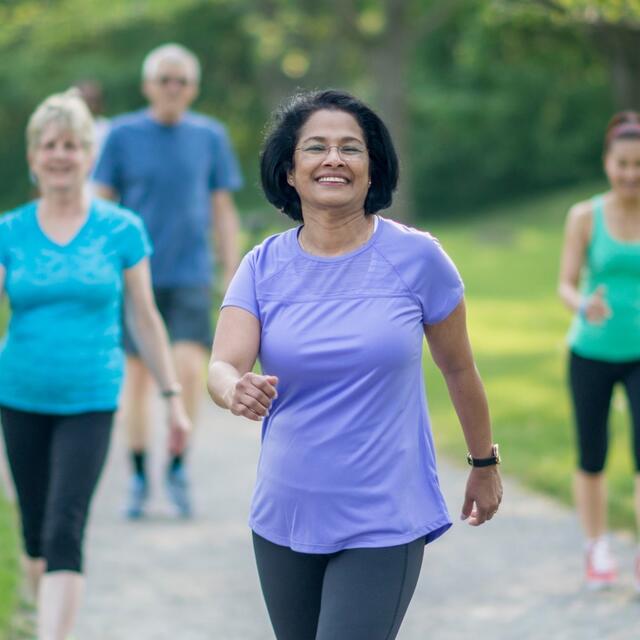 Bewegung für Herzpatient:innen? Lange Zeit wurden ihnen geraten, auf anstrengende körperliche Aktivitäten zu verzichten. Heute weiß man es besser: Ein ärztlich abgestimmtes Trainingsprogramm sorgt für weniger Beschwerden und mehr Lebensqualität.  | Foto: Canva