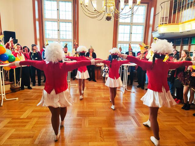Der letzte Sessionsauftritt des MCC-Tanzquartetts bei der Schlüsselrückgabe in der Rathausbibliothek. | Foto: Thomas Emons