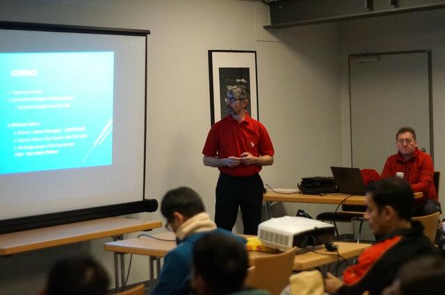 Referee Jeroen Hubregsen (BEL) und Deputy Jörg Hupertz (GER) beim Briefing der Referees und der Teamleiter  | Foto: Grün-Weiß Mülheim 