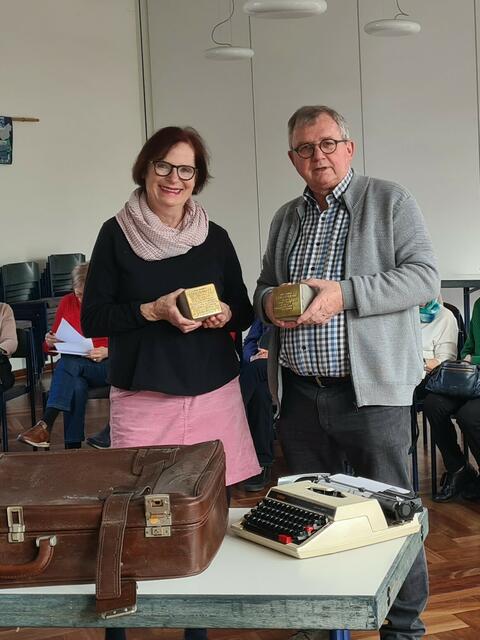 VHS-Kursleiterin Marianne Wierbach begrüßte Udo Kath vom „Arbeitskreis Lüner Stolpersteine“ zum Vortrag mit Diskussion beim Studienkreis für Frauen der Volkshochschule Lünen. | Foto: Foto: Udo Kath