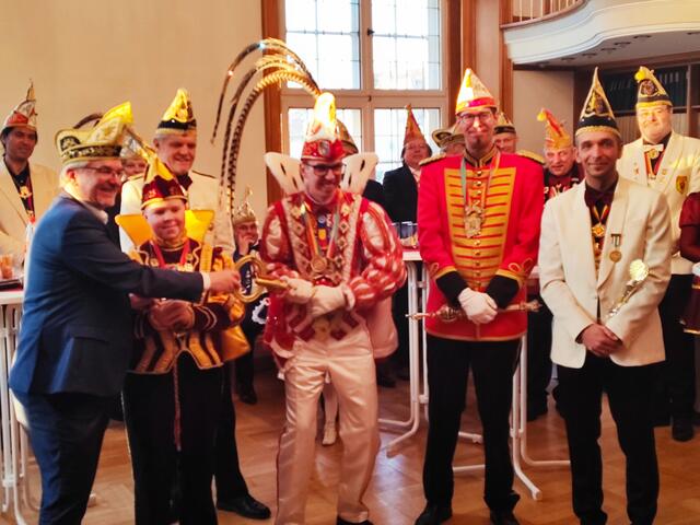 Veilchendienstag, 4. März, 17.55 Uhr in der Rathausbibliothek: Die Mölmschen Tollitäten geben mit den Stadtschlüsseln ihre Macht zürck in die Hände des Oberbürgermeisters. Von links: OB Marc Buchholz, Kinderprinz Elias, Stadtprinz Julien und die Adjutanten der mölmschen Tollitäten Sascha und Kevin. | Foto: Thomas Emons