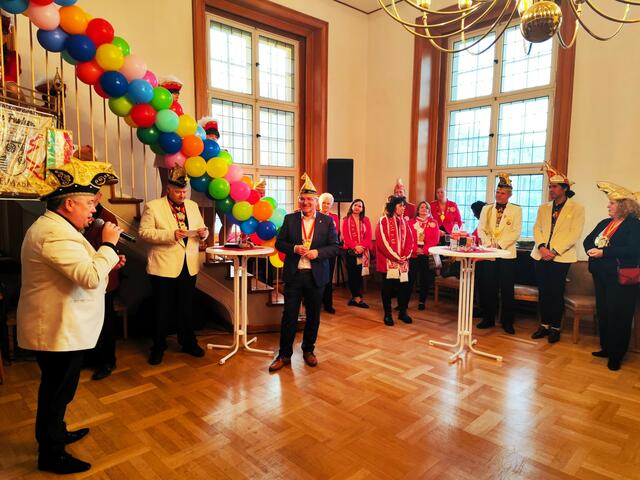 Der Präsident des Hauptausschusses, Exprinz Markus Uferkamp (am Mikrofon) und Oberbürgermeister Marc Buchholz nutzten die Schlüsselrückgabe in der Rathausbibliothek für einen herzlichen Dank an die Aktiven und die Förderer des Mölmschen Karnevals. | Foto: Thomas Emons