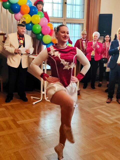 Auch das Tanzmariechen der Prinzengarde Rote Funken, Mareike Bleier, war bei der Schlüsselrückgabe in der Rathausbibliothek mit von der närrischen Partie. | Foto: Thomas Emons