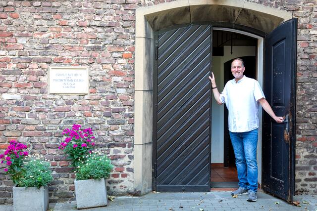 Das Foto zeigt Pfarrer Stefan Korn vor der Notkirche in Duisburg Duissern. Am Freitag beantwortet er am Service-Telefon der Evangelischen Kirche Duisburg die Fragen der Anrufer.
Foto: Rolf Schotsch
