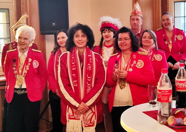 Die Prinzen-Fankurve des Mülheimer Carnevalsclubs MCC war auch bei der Schlüsselrückgabe in der Rathausbibliothek mit von der närrischen Partie. | Foto: Thomas Emons