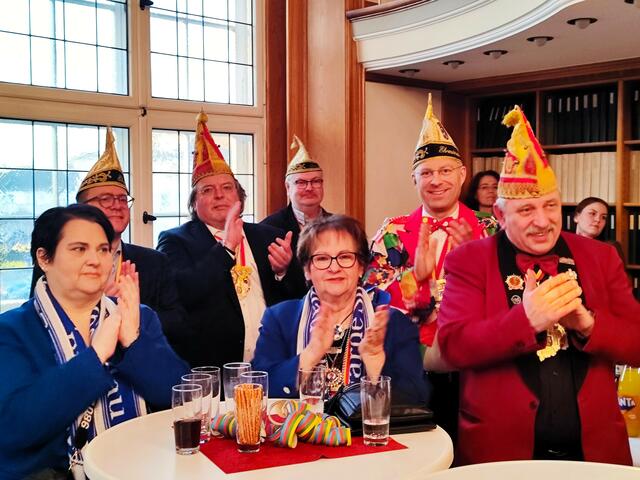 Gemeinsam aktiv für den Karneval (von links): Melanie und Elli Schott von der Röhrengarde Silberblau und Rosenmontagszugleiter Reiner Bleier von der Prinzengarde Rote Funken. In der Zweiten Reihe: Stadtdirektor David Lüngen, Stadtrat Peter Beitz, Bürgermeister Markus Püll und der tecchnische Beigeordnete Felix Blasch. Ihre Narrenkappen weisen sie als Ehrensenatoren des-Mülheimer Karneval aus. | Foto: Thomas Emons