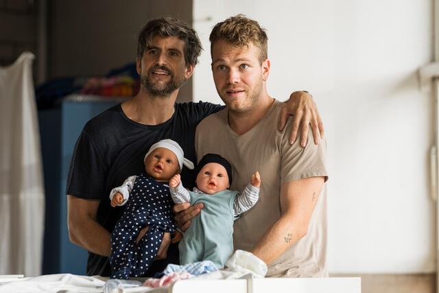 Tom Beck (links) in der Rolle des Guideon in der neuen Staffel von "Like a loser". Gemeinsam mit Julian (Ben Münchow) muss er sich im Crashkurs für werdende Väter beweisen.  | Foto: ZDF/Michael Kötschau