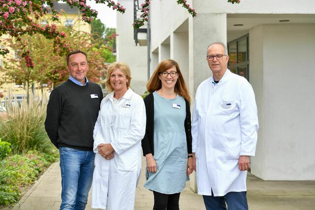 Das Memory Clinic Essen: In der Gedächtnisambulanz auf dem Gelände des Geriatrie-Zentrums Haus Berge versuchen Prof. Dr. Richard Dodel (rechts) und sein Team anhand spezieller Untersuchungen frühzeitig und eindeutig Gedächtnisstörungen zu erkennen und den Betroffenen und ihren Angehörigen Perspektiven für langfristige Hilfen aufzuzeigen. Ob Ernährung und Bewegung sich positiv als Schutz gegen eine Demenz auswirken, dazu spricht der Mediziner am Samstag in der Alten Cuesterey in Borbeck. 

 | Foto: Contilia