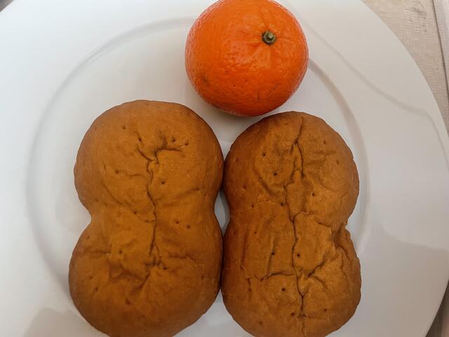 Mit Currywurst gefüllte Taschen