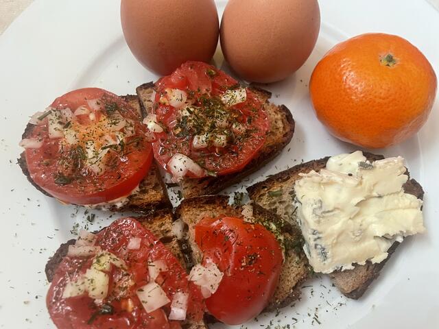 Tomate, Ei und Gorgonzola... esse ich sooo gerne!