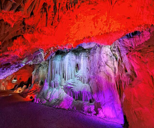 Jedes Jahr erwarten die Besucher der Höhlenlichter in der Iserlohner Dechenhöhle neue Installationen. Foto: Dr. Stefan Niggemann, Dechenhöhle Iserlohn