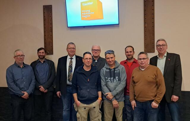 (der Vorstand der Tischler-Innung Märkische Region, von links nach rechts): Nils Dietrich, Björn Boshe-Plois, Johannes Wortmann, Ulf Richter, Arne Woesner, Peter Ernst, Christian Simon, Dirk Gehrmann, Innungsgeschäftsführer Jens Rodermund, es fehlen Malte Scholz und Gerd Allefeld. Foto: Tischler-Innung Märkische Region