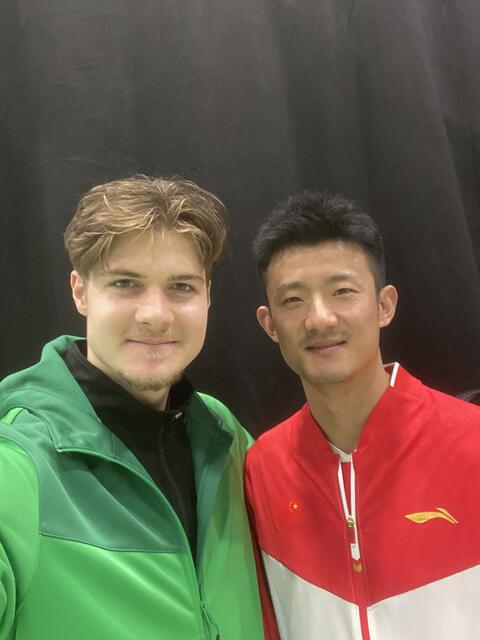 Grün-Weiß Spieler Dorian Tihi konnte Olympiasieger und Weltmeister Chen Long zu einem Selfie überreden | Foto: Grün-Weiß Mülheim