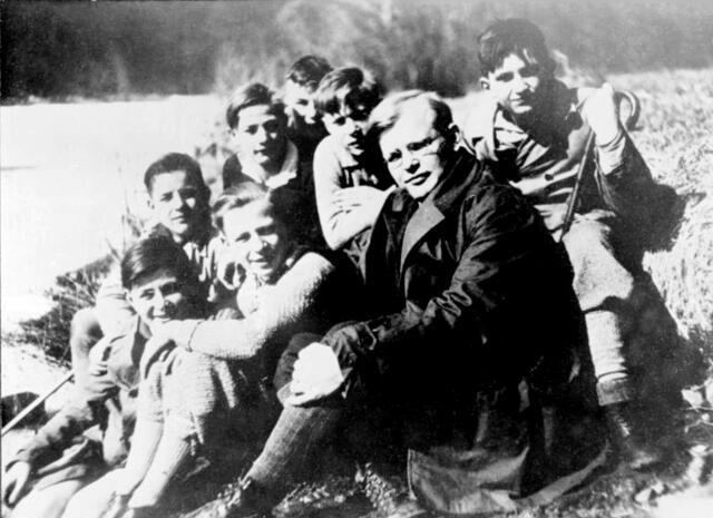 Dieses Bild aus dem Bundesarchiv zeigt Dietrich Bonhoeffer mit Schülern.
Foto: Bundesarchiv, Bild 183-R0211-316 / CC-BY-SA 3.0
