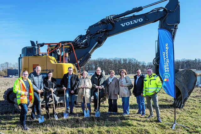 Mit dem ersten Spatenstich haben die Bauarbeiten für die Mobilstation im Gewerbegebiet Hämmer in Menden begonnen.  Foto: Stadtwerke Menden