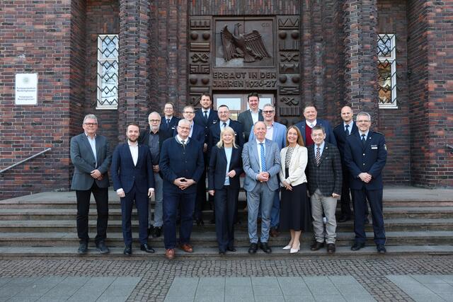Teilnehmer Sicherheitskonferenz (von links): Kriminaldirektor Häusler, Bürgermeister Mittelbach (Stadt Waltrop), Bürgermeister Müller (Stadt Herten), Polizeidirektorin Barto, Erster Beigeordneter Grunwald (Stadt Recklinghausen), Allgemeiner Vertreter des Bürgermeisters Stümpel (Stadt Datteln), Polizeidirektor Sühling, Polizeioberrat Kollburg, Polizeipräsidentin Zurhausen, Bürgermeister Kravanja (Stadt Castrop-Rauxel), Oberbürgermeister Tischler (Stadt Bottrop), Bürgermeister Wewers (Stadt Oer-Erkenschwick), Bürgermeisterin Weist (Stadt Gladbeck), Bürgermeister Stegemann (Stadt Haltern am See), Bürgermeister Arndt (Stadt Marl), Kriminaloberrat Wipf, Polizeidirektor Pierenkämper | Foto: Foto: Polizei Recklinghausen 