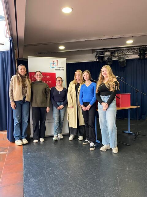 Jugend debattiert ist eine Initiative des Bundespräsidenten und steht unter seiner Schirmherrschaft. Partner sind die Hertie-Stiftung, die Heinz Nixdorf Stiftung sowie die Kultusministerkonferenz, die Kultusministerien und die Parlamente der Länder. Das Pro-gramm wird vom Bundesministerium für Bildung und Forschung gefördert.
