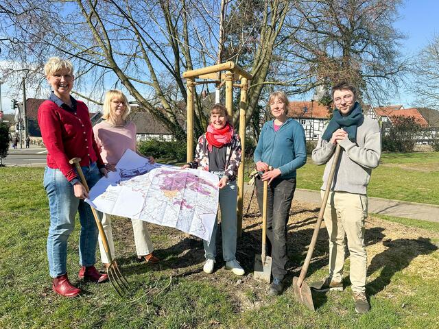 Das Team für die  ökologische Umgestaltung in Hattingen: (v.l.) Antje Senger, Gärtnermeisterin; Melanie Jagusch-Klisch, Fachbereichsleiterin Tiefbau;  Marietta Greul, Grüningenieurin;  Miriam Lambert, Agrarbetriebswirtin;  und Alexander Poggenpohl, Landschaftsarchitekt. Foto: Stadt Hattingen
