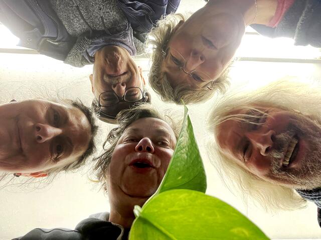 Das Foto zeigt die Mitglieder der Künstlergruppe so, wie sie ihre Kopfe für die gemeinsame Ausstellung zusammengesteckt haben.
Foto: Silvia Thimm
