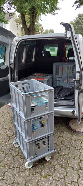 Das Foto entstand bei der letzten Aktion "Ein Teil mehr" der Gemeinde und wurde beim Verladen der Spenden für einen der Transporte im September 2023 zur Tafel Duisburg aufgenommen.
www.evgds.de
