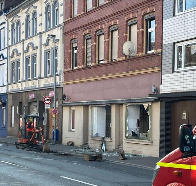 Ein Bagger legt die Gasleitung vor dem Haus an der Uechtingstraße in Gelsenkirchen frei, um sie abzudichten. Foto: Polizei Gelsenkirchen